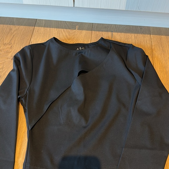ALC X Bandier cropped black long sleeve top with cutout - Picture 2 of 3